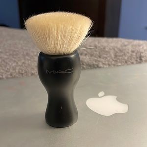 MAC brush 180 brand new never used.